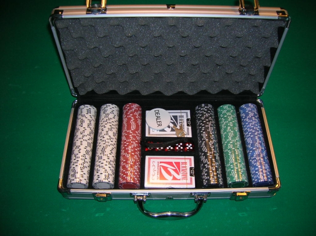 Mała aluminiowa walizka z żetonami i talią kart do gry