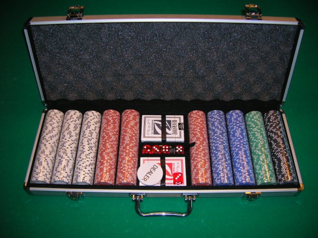Duża aluminiowa walizka z żetonami i taliami kart do gry